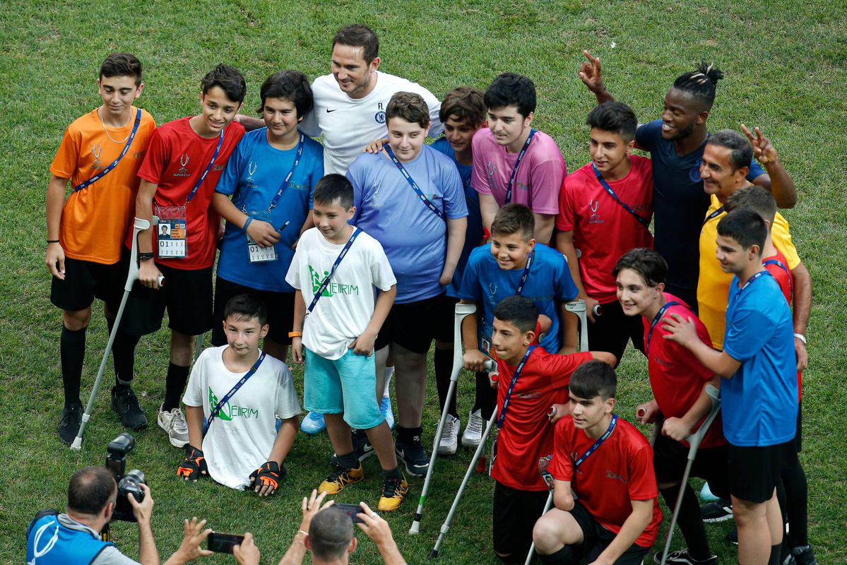 Liverpool en Chelsea op de foto met gehandicapte kids (foto's)