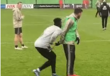 HAHA! Huntelaar grijpt Onana keihard in z'n ballen (video)