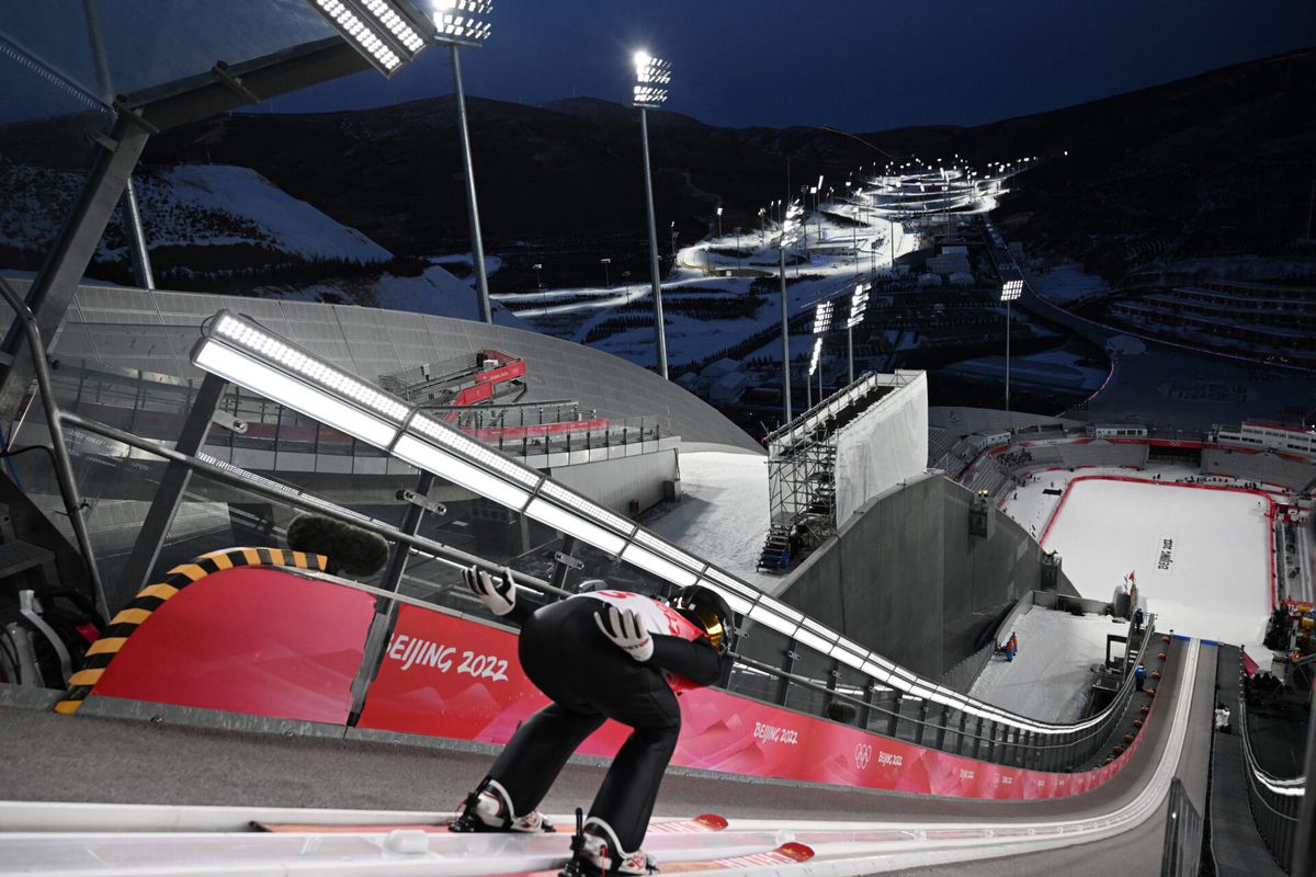 Jij gediskwalificeerd, jij ook en jij daar ook! Pakkenrel zorgt voor bizar einde gemengd skispringen