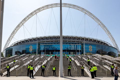 Met de wagen naar Wembley: Engelse stations spookachtig leeg vanwege treinstakingen
