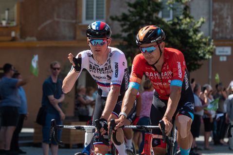 Politie valt vlak voor start Tour binnen bij ploeg Bahrain-Victorious: 'Opzet!'