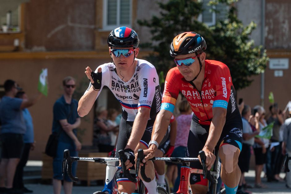 Politie valt vlak voor start Tour binnen bij ploeg Bahrain-Victorious: 'Opzet!'