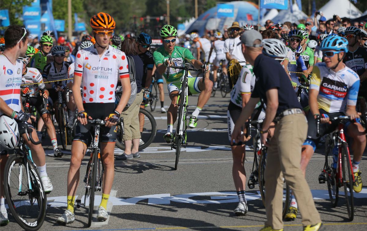 Supporter vraagt om wheelie, Sagan geeft gehoor (video)