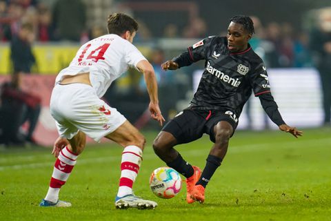 Jeremie Frimpong helpt Bayer Leverkusen met assist aan 3 punten tegen Köln