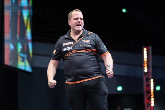 🎥 | Dirk van Duijvenbode knalt naar kwartfinale EK darts: winst op James Wade