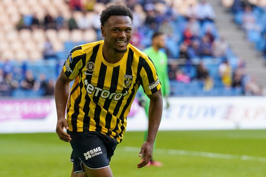 Dit zijn de opstellingen van Vitesse en AZ voor de heenwedstrijd van de finale van de play-offs