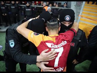 Respect! Gala-speler Öztekin brengt eerbetoon aan slachtoffers aanslag (video)