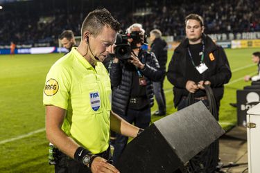 Allard Lindhout scheidsrechter in mogelijk kampioensduel Ajax, Serdar Gözübüyük wordt in VAR-hok gestopt