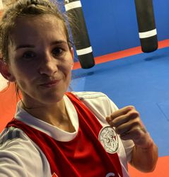 Tiffany van Soest, co-headliner bij GLORY Collision 4, woont in Amsterdam en is Ajax-fan