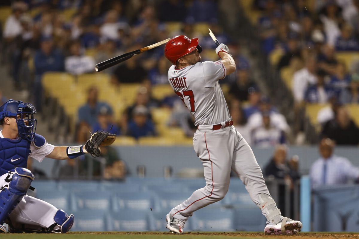 Zien om te geloven! Honkballer Mike Trout breekt knuppel en blesseert scheidsrechter