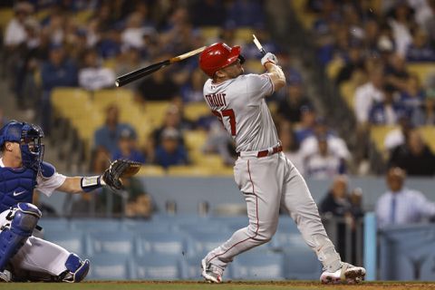 Zien om te geloven! Honkballer Mike Trout breekt knuppel en blesseert scheidsrechter