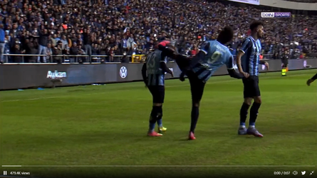 🎥 | Mario Balotelli geeft teamgenoot trap tegen zijn hoofd na doelpunt