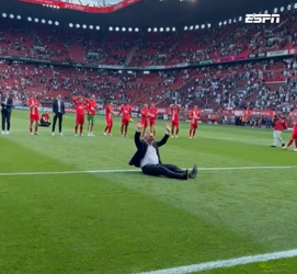 🎥🤣 | Wat een smak! Ron Jans maakt legendarische uitglijder bij afscheid van Twente