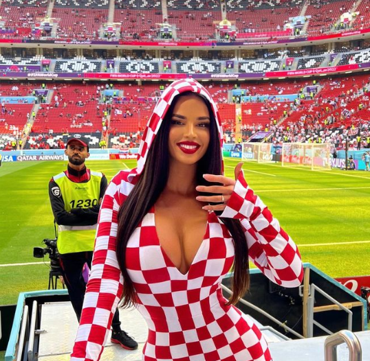 📸 | Kan dit in Qatar? Kroatisch topmodel laat weinig aan de verbeelding over op WK-tribune
