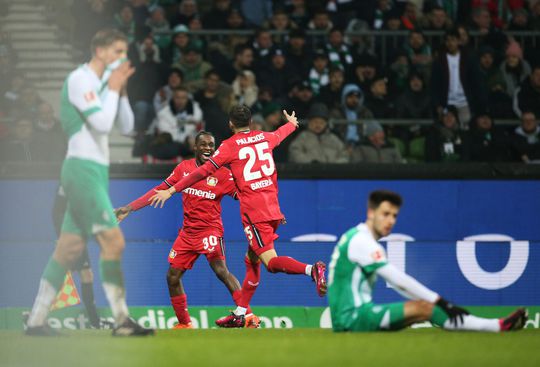Bayer Leverkusen wint van Werder Bremen door doelpunten van Bakker en Frimpong