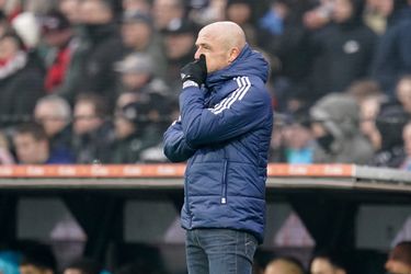 Spelers Ajax stemden over technische staf: 'Schreuder staat met 1 been in het trainersgraf'