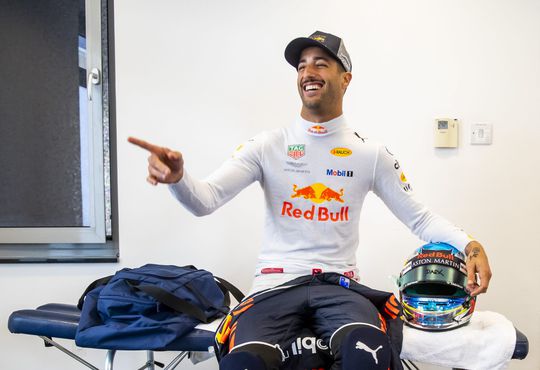 Ricciardo weet zelfs nekspieroefeningen leuk te maken (video)