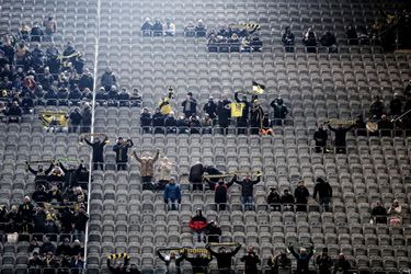 Dortmund verliest dure punten tegen Augsburg tijdens 'protestwedstrijd'