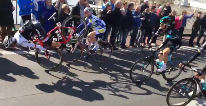 Domme en akelige val in Amstel Gold Race (video)