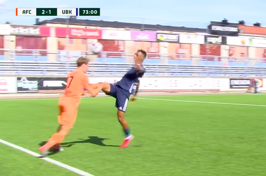🎥 | Douchen! Voetballer krijgt direct rood na DEZE kamikaze karatetrap op tegenstander