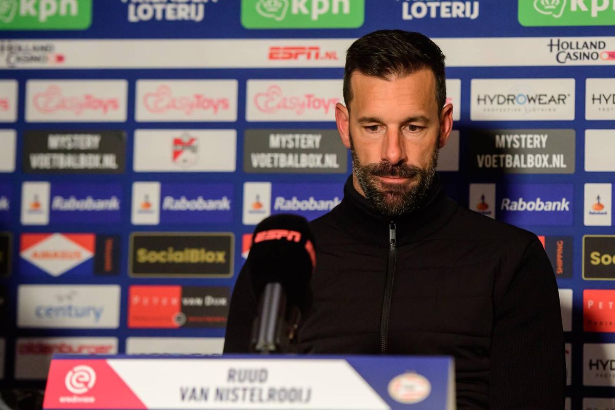 PSV-trainer Van Nistelrooij na nederlaag tegen Emmen: 'We zitten in zwaar weer'