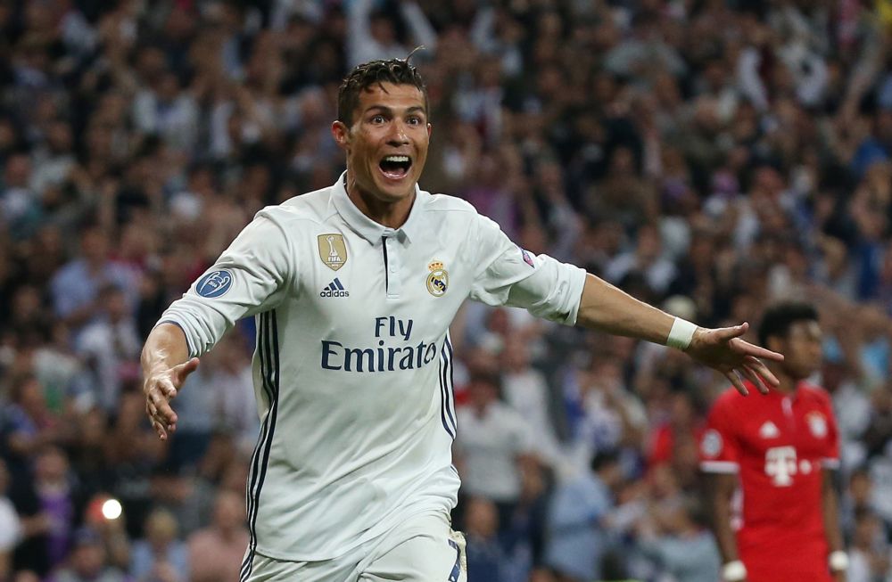 Kleedkamer Real onthaalt Ronaldo als 'dé grote meneer' (video)