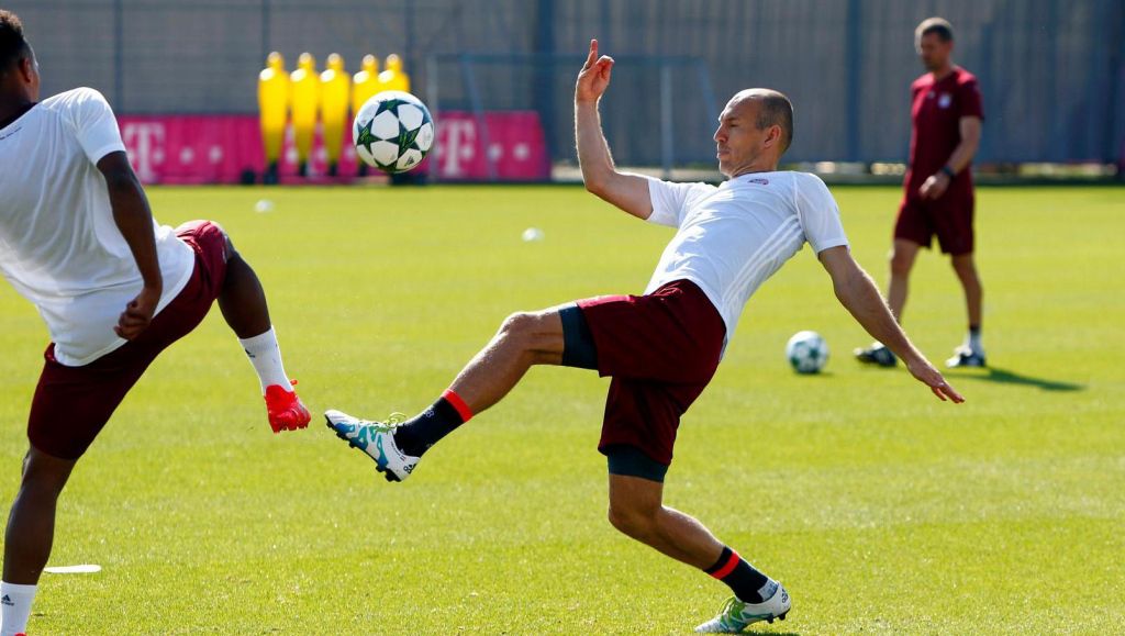 Robben bijna weer fit: 'Voel me goed, maar moet niet te vroeg juichen'