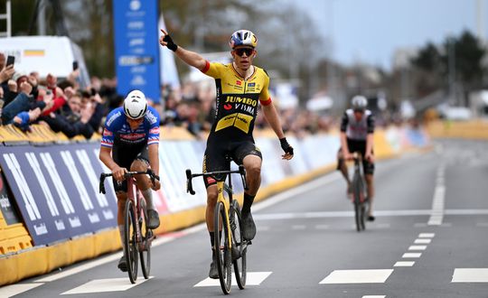 Wout van Aert wint E3 Saxo Classic na strijd met grote rivalen Van der Poel en Pogacar