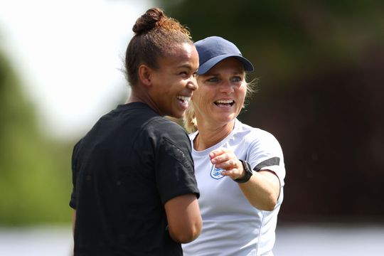 Bondscoach Sarina Wiegman test negatief en zit op bank bij EK-kwartfinale van Engeland