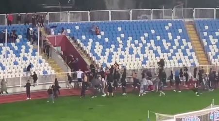 🎥 | Bizarre beelden uit Kosovo: Prishtina-hooligans vallen Ballkani-uitvak aan