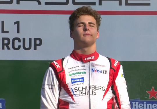 🎥 | Voorproefje voor Max: Morris Schuring geniet van Wilhelmus na winst in Porsche