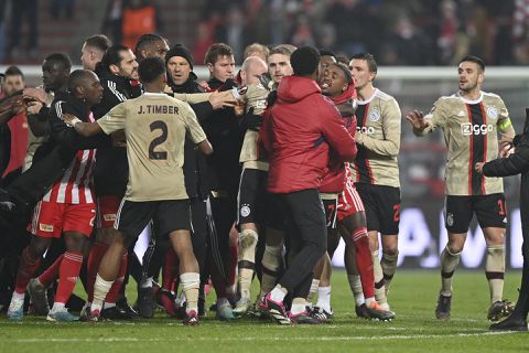 John Heitinga over de opstootjes: 'Misschien frustraties over hoe het seizoen verloopt'