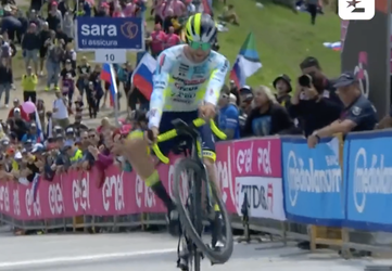 🎥 | Wat een baas: Giro-renner trekt een wheelie over de finish