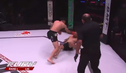 🎥 | MMA-vechter Jiminez boekt 1e profzege in stijl na keiharde zege op Lemus
