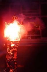 Vuurwerk en vlaggen bij Ajax-feest op Leidseplein (video)