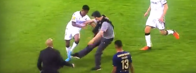 🎥 | Toeschouwer komt veld op om Guimaraes-speler te trappen en FAALT hard