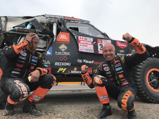 Tim en Tom Coronel crashen in Dakar: auto op z'n zij (video)