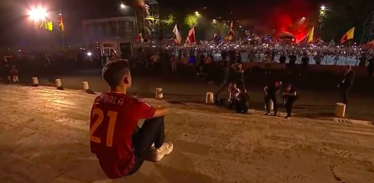 🎥 | SICK! Duizenden Roma-fans bij presentatie Dybala: 'Rome heeft een nieuwe keizer'