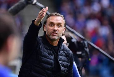 Jakarta-trainer Thomas Doll biedt spelers psychologische hulp na stadionramp: ‘Ze zijn erg bezorgd’