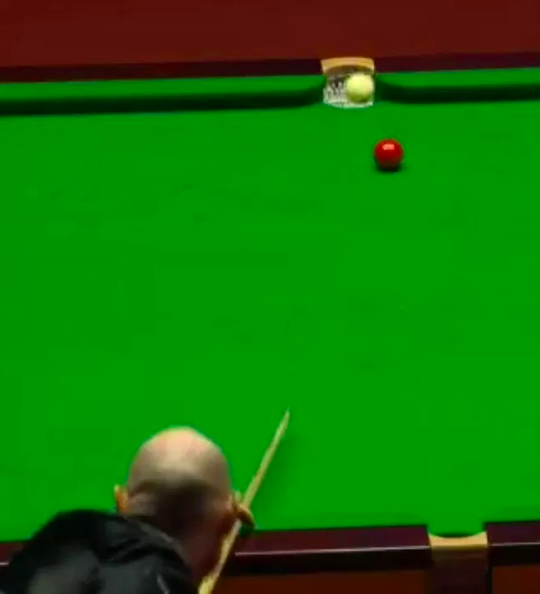 Snooker-speler Gary Wilson begaat hilarische misser en pot de witte bal en niet de rode (video)