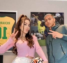📸 | Als dat maar goed gaat! Richarlison laat Engels bijspijkeren door knappe privélerares