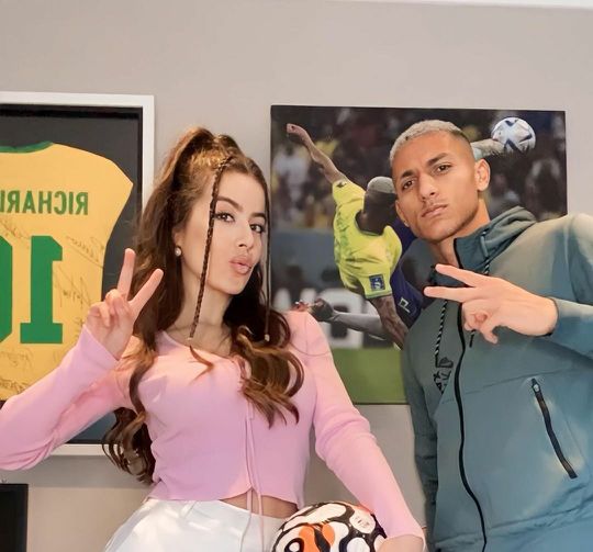 📸 | Als dat maar goed gaat! Richarlison laat Engels bijspijkeren door knappe privélerares