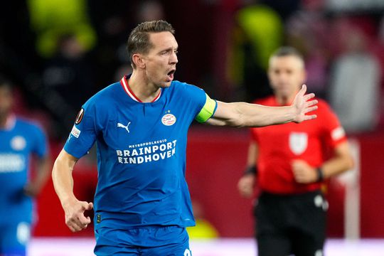 PSV-captain Luuk de Jong baalt na persoonlijke fout in Sevilla: 'Daardoor toch met k*tgevoel rust in'