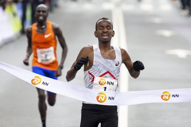 Bashir Abdi wint Marathon Rotterdam, Abdi Nageeye eindigt als 3e