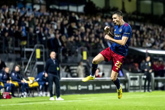 Ajax dankt Berghuis en Brobbey bij zakelijke zege op RKC Waalwijk