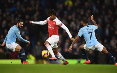 Manchester City en Arsenal spelen komend seizoen met nieuwe shirtsponsors (foto's)