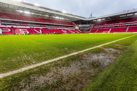 Roger Schmidt eist nieuwe grasmat: 'Dit is onmogelijk nog te herstellen'