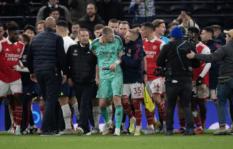 Politie pakt 35-jarige man op voor het trappen van Arsenal-keeper Ramsdale