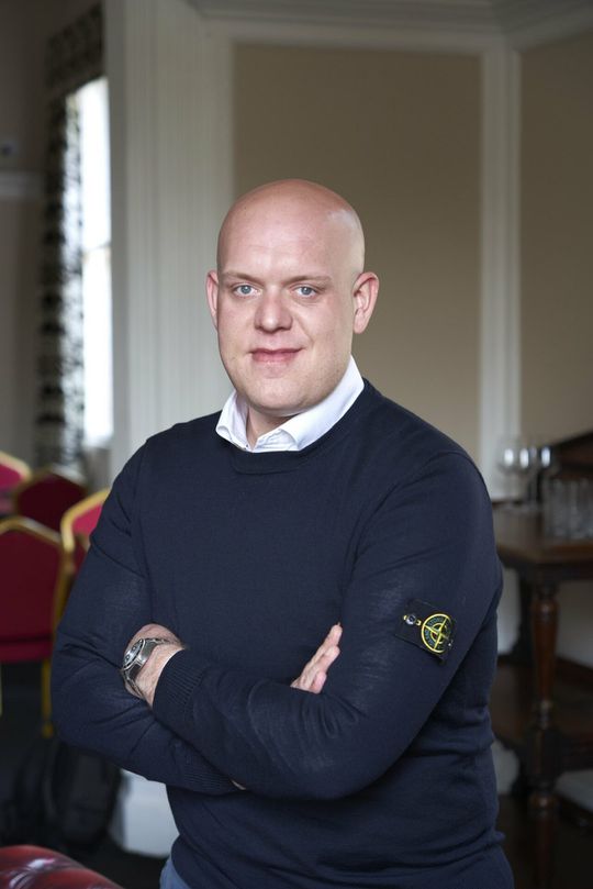 🎥 | Van Gerwen lult ondanks gebrekkig Engels 1 uur vol bij interview voor Cambridge-studenten