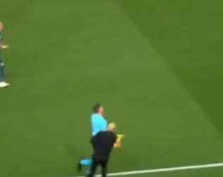 🎥​ | Terwijl PSV wordt weggespeeld wordt Peter Bosz door grens weggeschoffeld